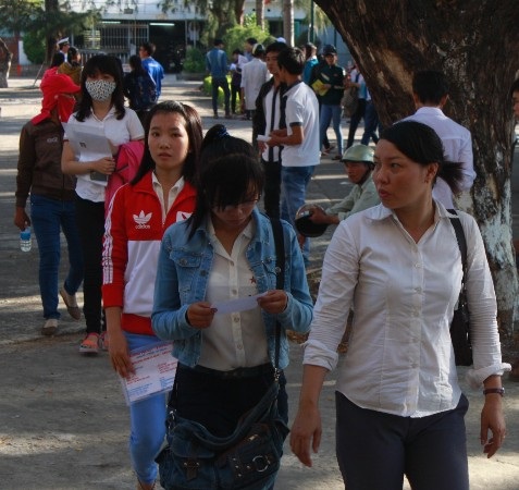 Sĩ tử đến sớm làm thủ tục dự thi