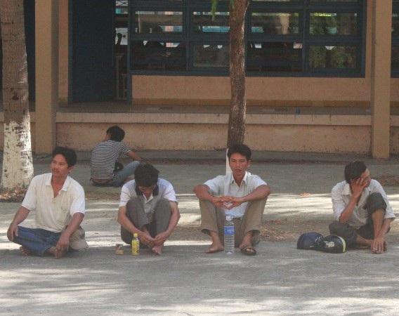 Bên ngoài các bậc phụ huynh ngồi thấp thỏm chờ đợi