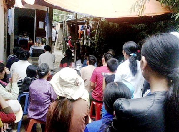 Trượt chân xuống sông, bé 5 tuổi tử vong - 2 Bà con lối xóm đến tiễn đưa cháu về cõi vĩnh hằng.