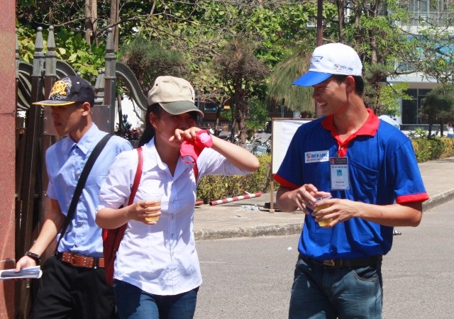 Và trà đá miễn phí giúp sĩ tử giải khát sau buổi thi căng thẳng. (Ảnh: Doãn Công)