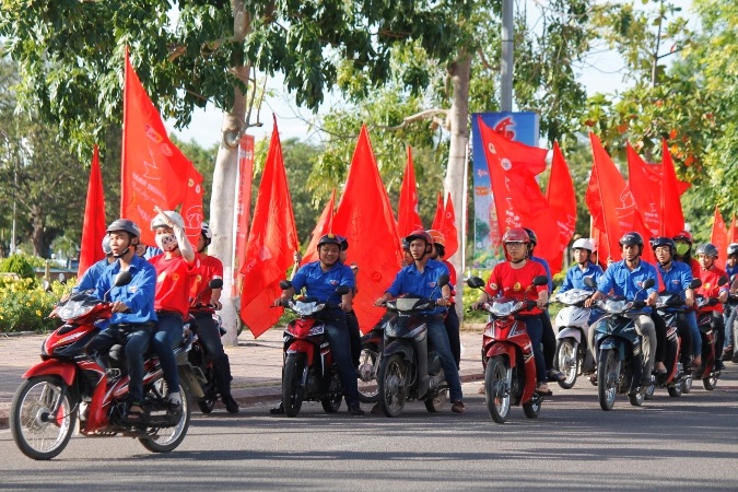 Diễu hành khắp đường phố tuyên truyền về việc hiến máu tình nguyện, các bệnh về máu...