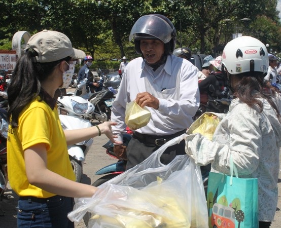 Cơm chay, trà đá phục vụ sĩ tử tận nơi.