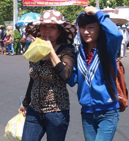 Cơm chay, trà đá phục vụ sĩ tử tận nơi.