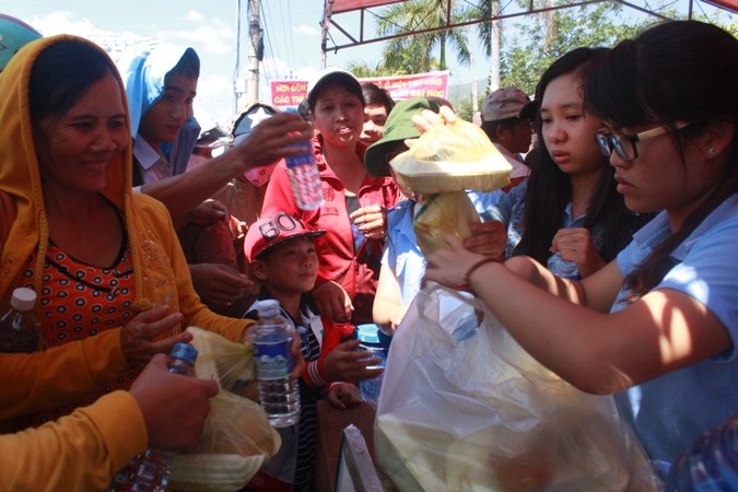 Cơm chay, trà đá phục vụ sĩ tử tận nơi.