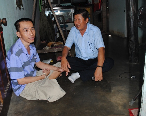 Trao 5 suất quà cho gia đình ngư dân nghèo, gặp rủi ro trên biển.