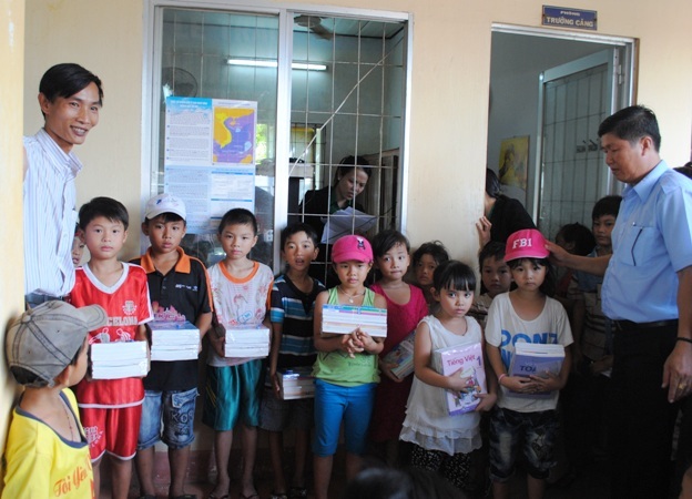 Trao 210 suất học bổng cho con em ngư dân nghèo hiếu học.