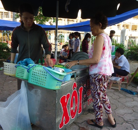 Chưa đến 6 giờ sáng, chị Thắm đã bán hết xôi.