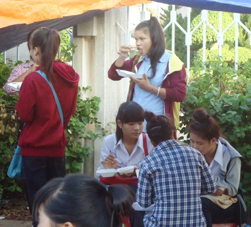 Sĩ tử ăn xôi đậu chống trượt.