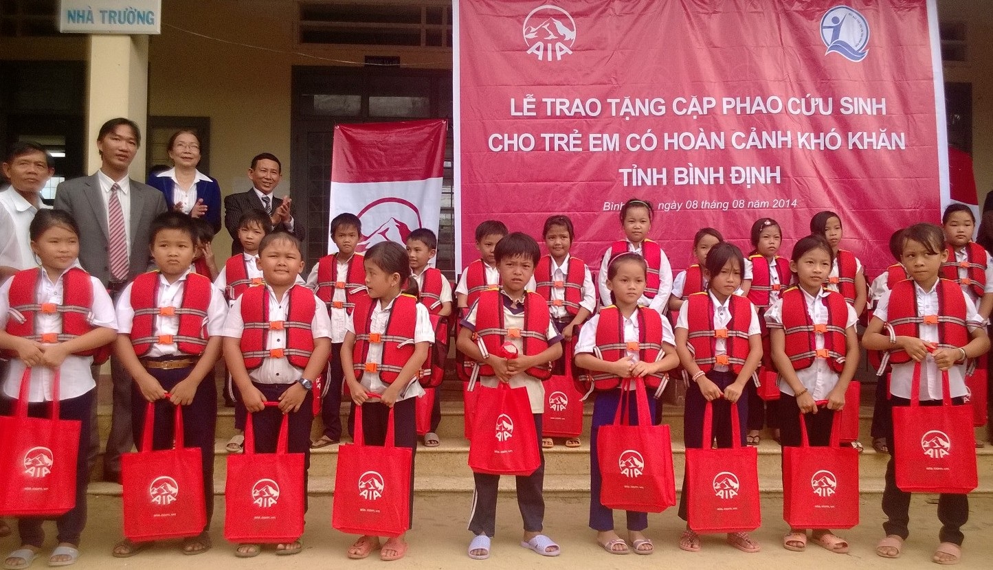 Bình Định: Tặng 100 cặp phao đa năng cho học sinh vùng rốn lũ - 1 Tặng 100 cặp phao đa năng và 1.000 cuốn vở học sinh vùng rốn lũ huyện Tuy Phước, tỉnh Bình Định.