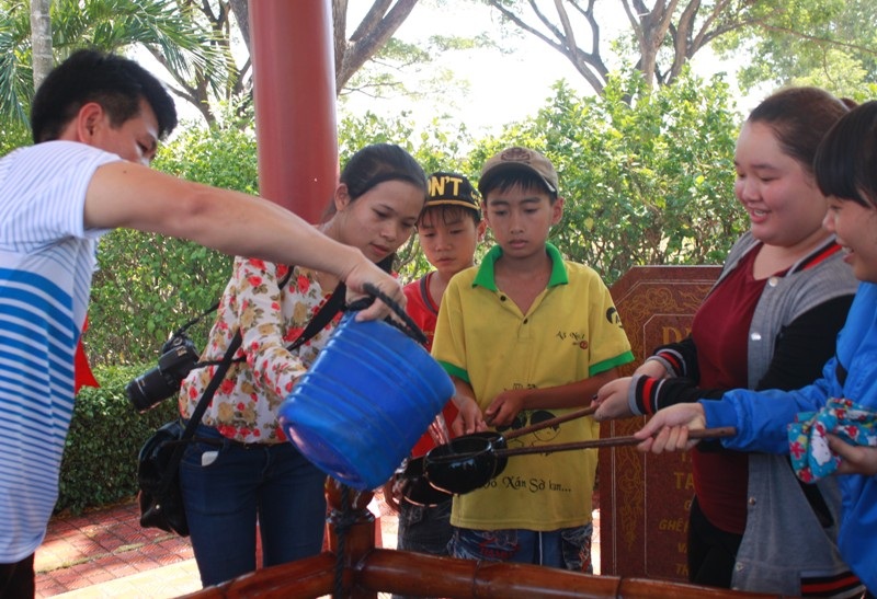 Theo tương truyền người dân uống nước giếng nhà anh em Tây Sơn lấy may mắn...