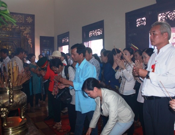 Đông đảo người dân trong ngoài tỉnh về thắp hương tại Điện thờ Tây Sơn