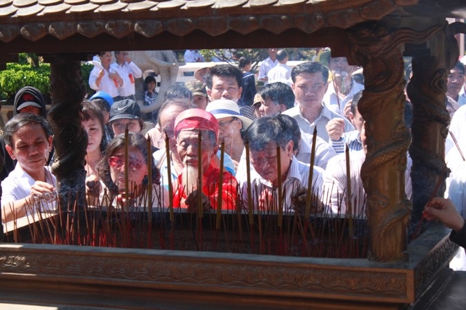 Đông đảo người dân trong ngoài tỉnh về thắp hương tại Điện thờ Tây Sơn