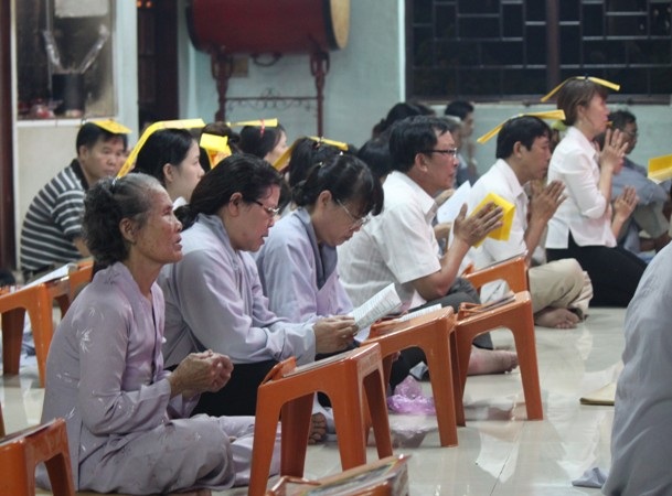 Người dân đổ về các chùa dâng hương, cầu nguyện