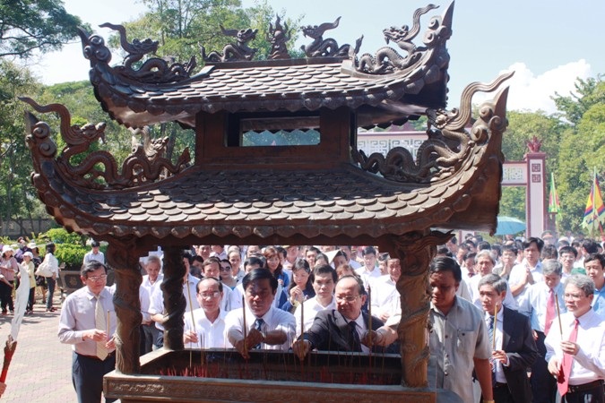 Dâng hương trước Điện thờ Tây Sơn tam kiệt