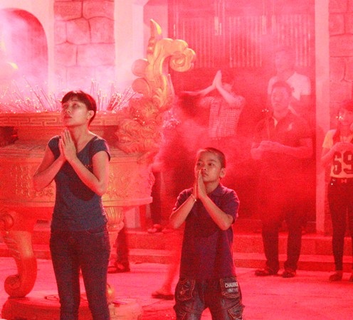 Mẹ con cùng cầu nguyện