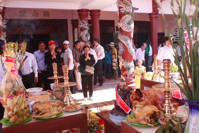 Nhân dân địa phương dâng lễ vật để tưởng nhớ công đức anh em nhà Tây Sơn