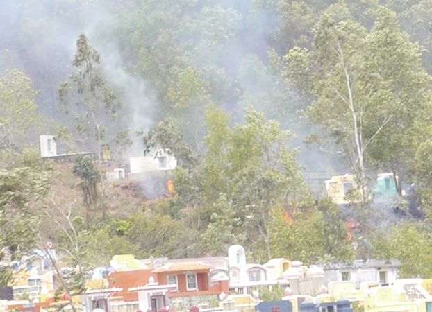 Ngọn lửa bùng phát từ khu nghĩa trang