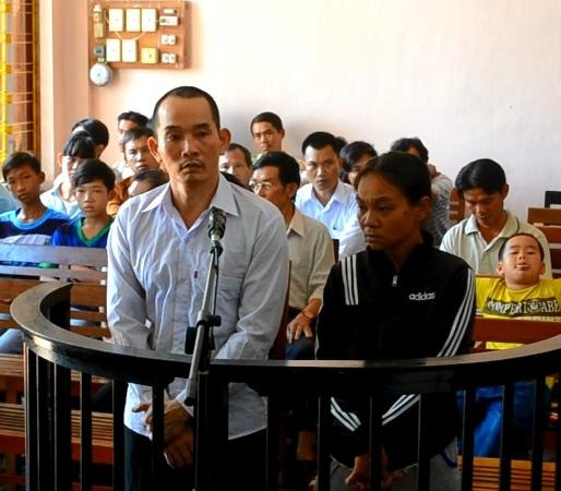Vợ chồng bị cáo Hồ Sĩ Duệ và vợ Khổng Thị Phụng tại phiên tòa.