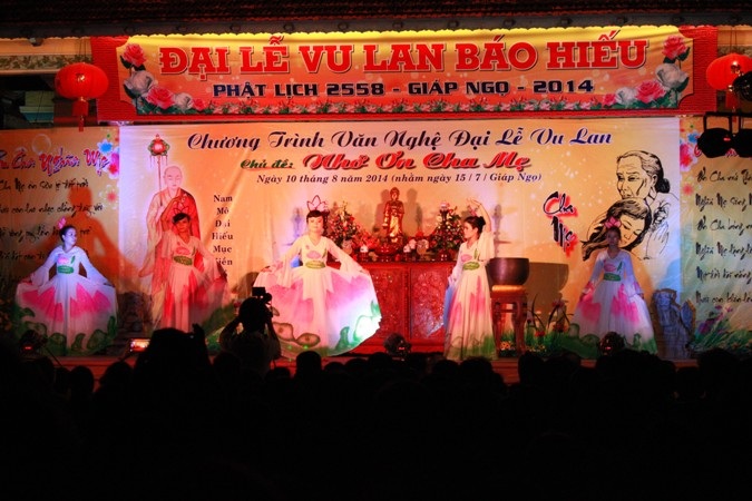 Người dân đổ về các chùa dâng hương, cầu nguyện