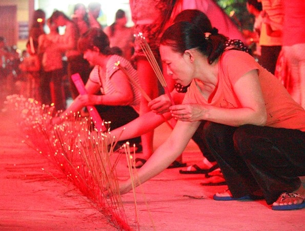 Người dân đổ về các chùa dâng hương, cầu nguyện