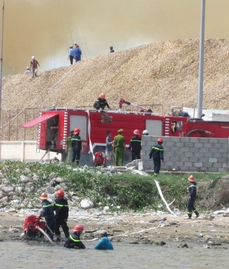 Lửa bốc cháy dữ dội