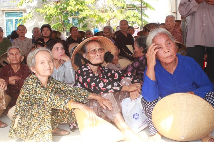 Khám, phát thuốc miễn phí cho hơn 600 người già