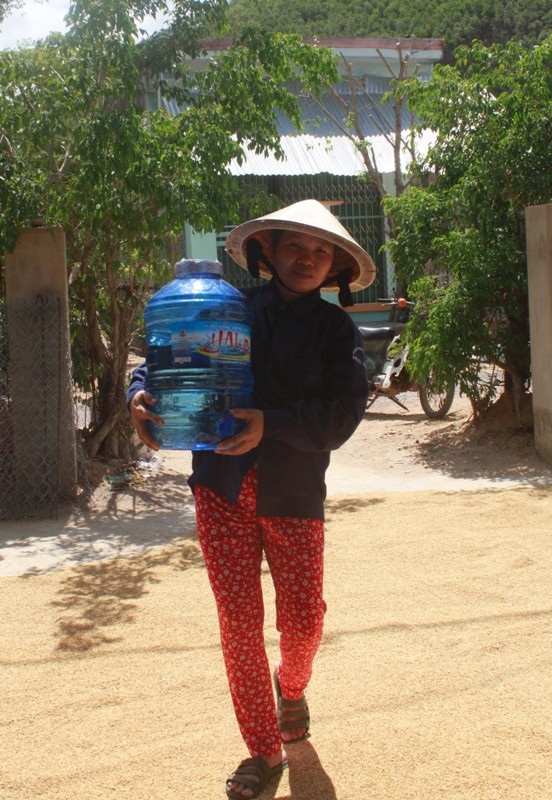 Hàng ngày chị Long phải mua nước bình về để nấu ăn