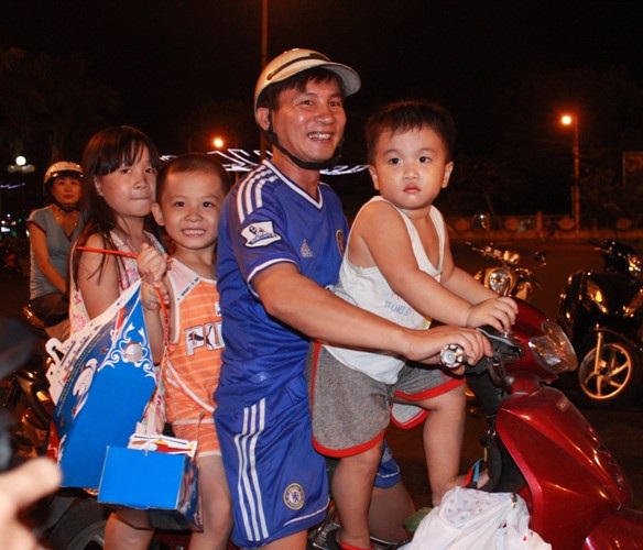 Các bậc cha mẹ đưa con đi phá cỗ Trung thu