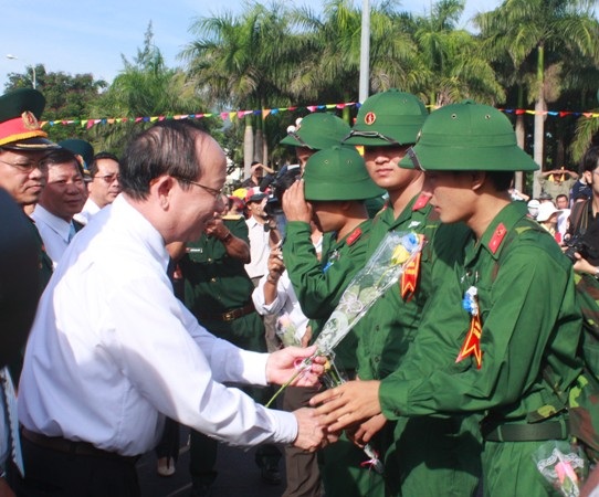 Chủ tịch UBND tỉnh Bình Định Lê Hữu Lộc tặng hoa động viên các thanh niên lên đường nhập ngũ.