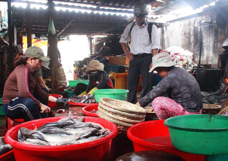 Những phụ nữ mưu sinh ở các lò hấp cá