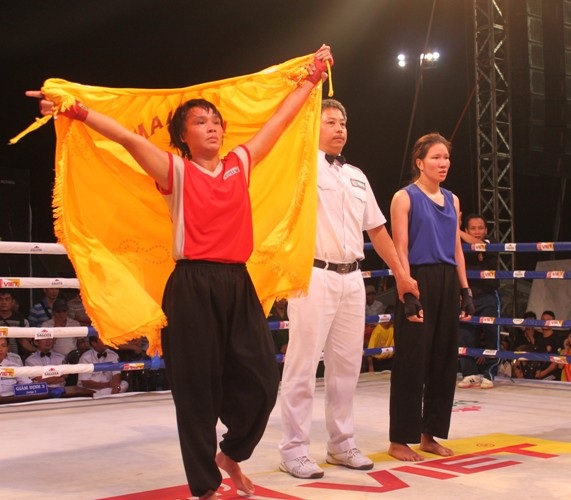 Nữ võ sĩ Nguyễn Thị Tuyết Mai (An Giang) thắng nữ võ sĩ Nguyễn Thị Hằng đến từ Bà Rịa - Vũng Tàu
