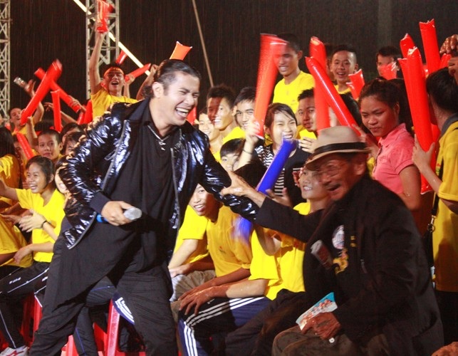 Dưới trời mưa, Kasim Hoàng Vũ hâm nóng không khí đêm chung kết bằng những ca khúc sôi động