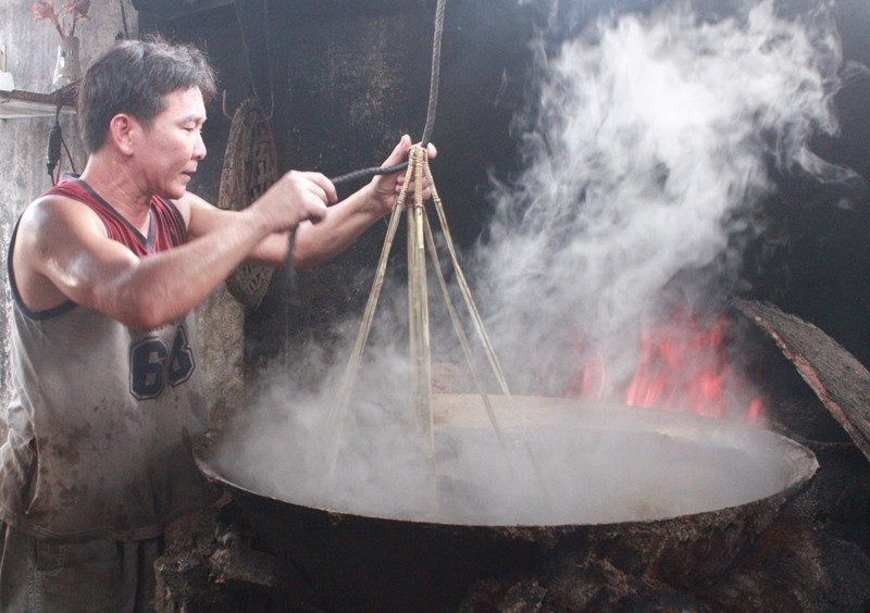 Công đoạn hấp cá vất vả, nặng nhọc chỉ dành cho nam giới 