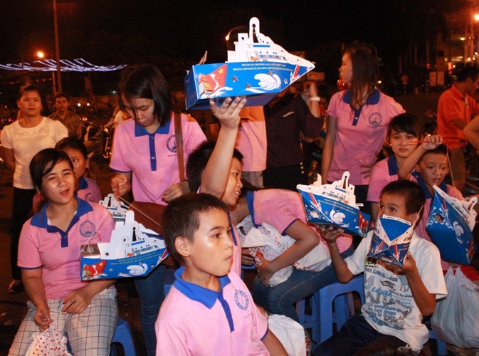 Trẻ em lớp học tình thương (phường Quang Trung, TP Quy Nhơn) thích thú nhận quà Trung thu