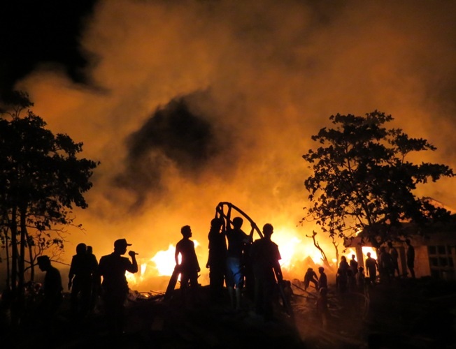 Đám cháy nhanh chóng bốc cháy dữ dội