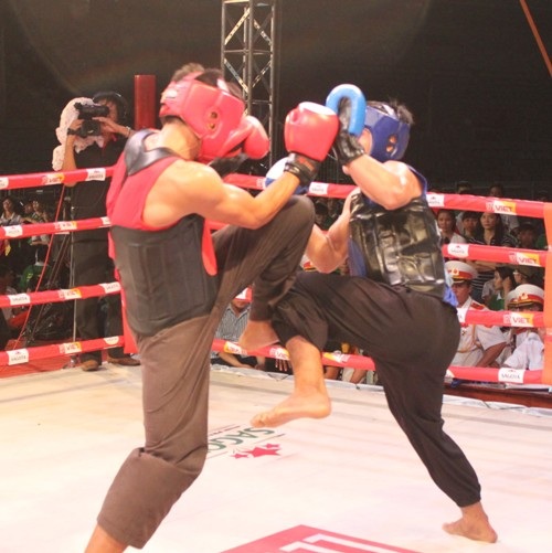 Áp sát ngay đối thủ