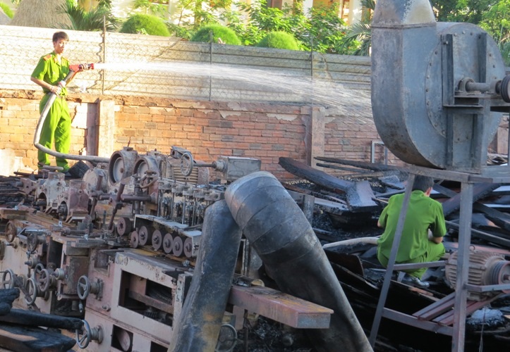 Đến sáng 14/9, lực lượng chức năng vẫn phải phun nước ở những nơi có nguy cơ bùng cháy trở lại