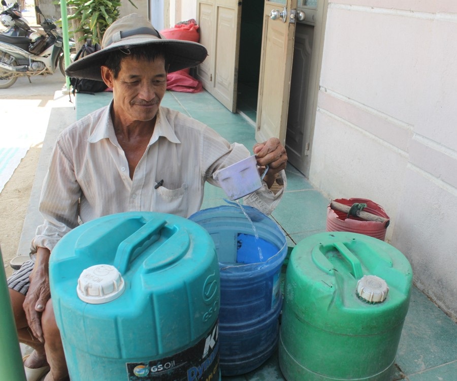 Ngày 2 buổi ông Anh vẫn đi hơn 1km để xin 5 can nước về dùng