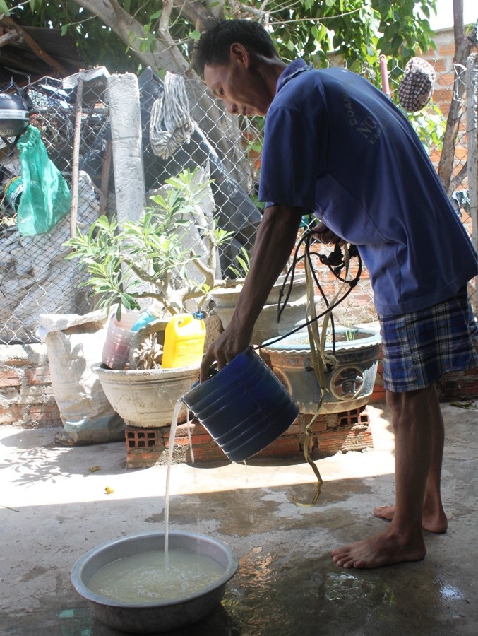 Nước giếng nhà anh Hải bị nhiễm đá vôi đục như nước gạo