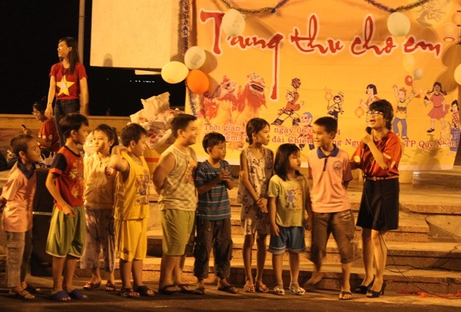 Các thành viên Hành trình đỏ Bình Định tổ chức Tết Trung thu sớm cho trẻ em có hoàn cảnh thiệt thò