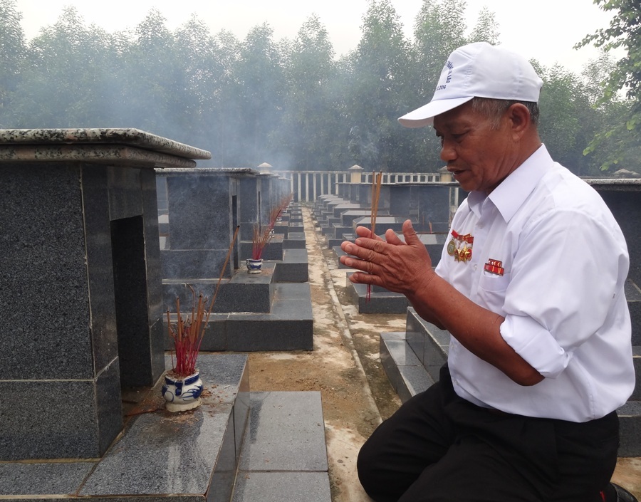 Trở lại chiến trường xưa, tình cờ tìm được mộ cháu