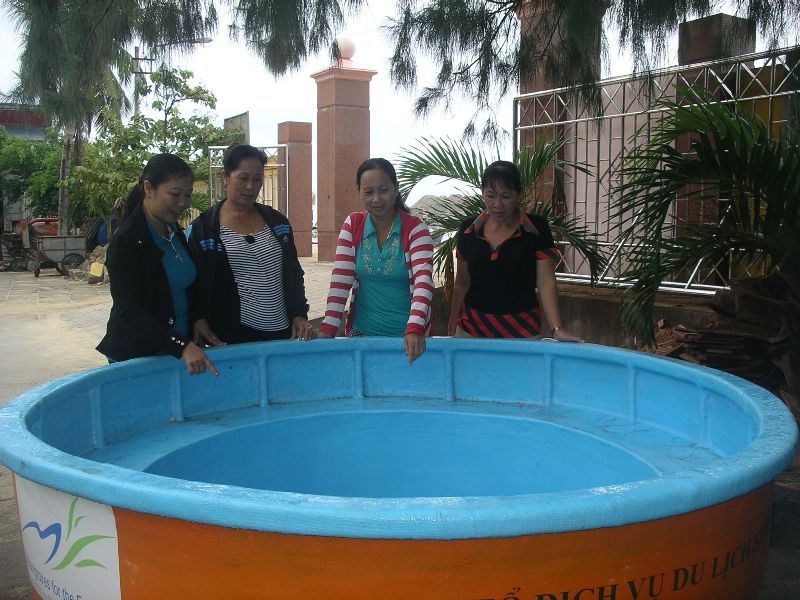 Tặng thúng chai chất liệu composit cho phụ nữ nghèo xã bán đảo Nhơn Hải phát triển du lịch, kinh tế