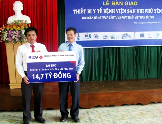 Đại
diện BIDV trao trang thiết bị y tế tổng trị giá 14,5 tỷ đồng cho Bệnh viện Sản
– Nhi Phú Yên