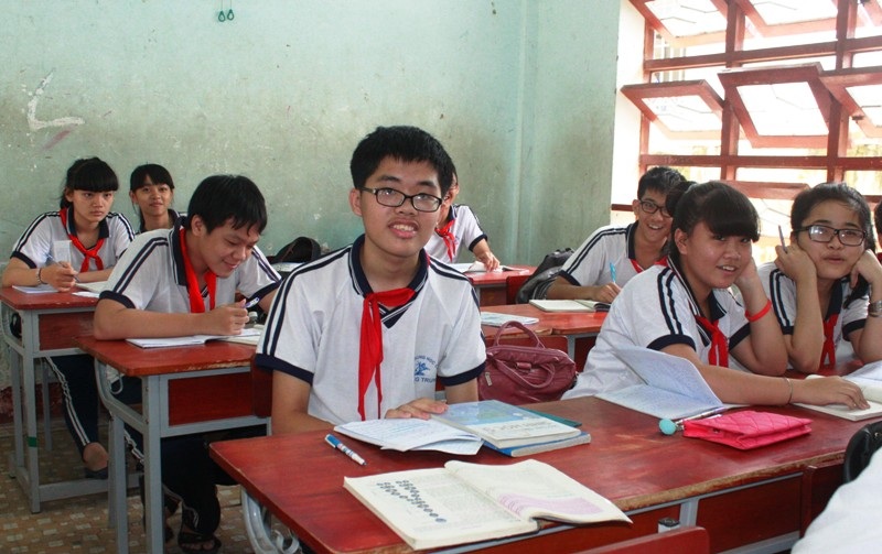 Trên lớp Phúc là lớp trưởng gương mẫu, học giỏi, khiếm tốn...