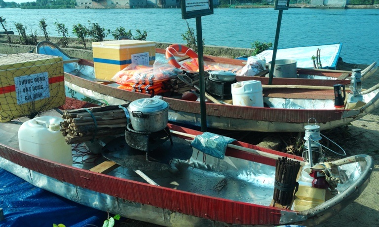 Diễn tập phòng chống bão lụt và tìm kiếm cứu nạn - 2 Người dân chuẩn bị dụng cụ ứng phó với mùa lũ