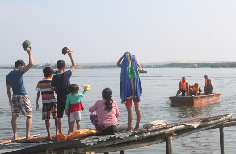 Cứu 1 gia đình bị mắc kẹt trên mái nhà do lũ dâng cao