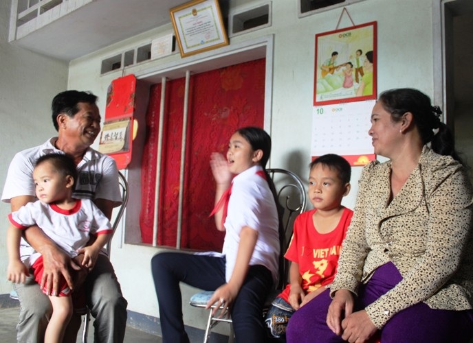 Nghe tin quán quân The voice kids về quê, bà con lối xóm kéo nhau qua chia vui