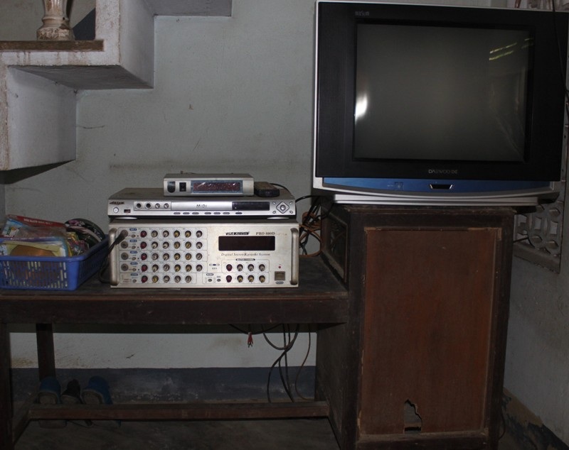 Cô bé Thiện Nhân đam mê hát từ dàn máy karaoke cùi của gia đình 