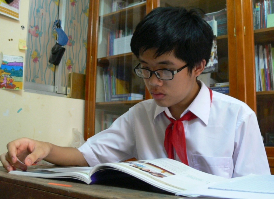 Về nhà, Phúc dành 2-3 tiếng đồng hồ học tiếng Anh.