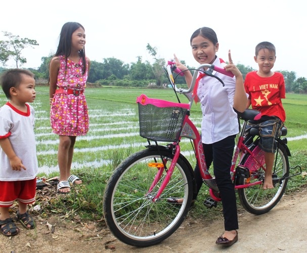 Thiện Nhân thích thú với chiếc xe đạp mới cùng lũ nhỏ trong xóm